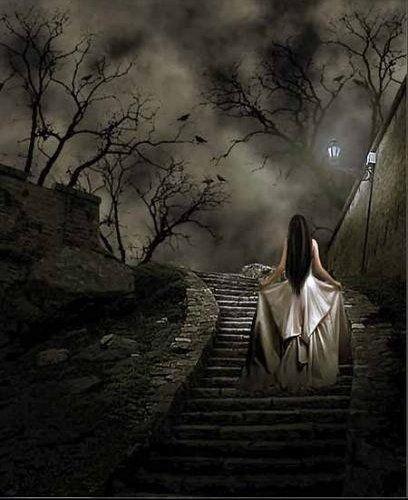 Femme montant escalier dans l'obscurité