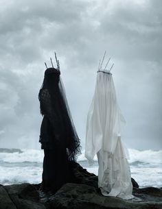 Femmes noire et blanche au bord de l'eau